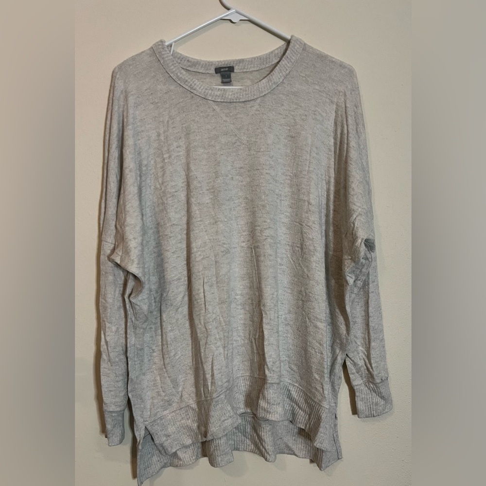 Gray oversized slouchy shirt. Perfect with leggings